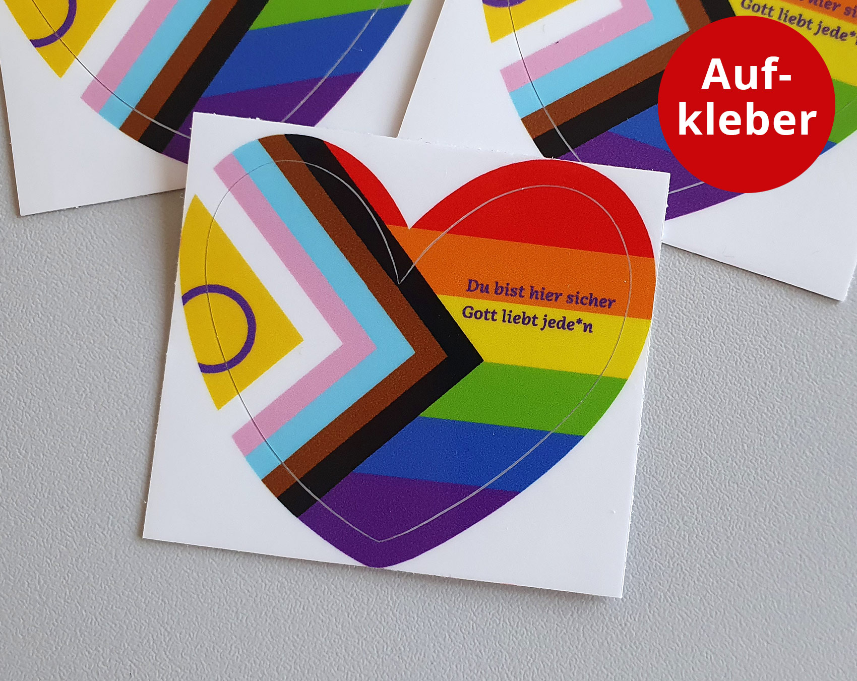 Herz Aufkleber „Hier bist Du sicher. Gott liebt jede*n.“